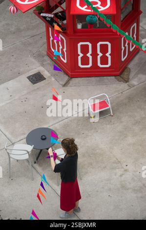 Sitzplätze im Freien mit Menschen und Dekorationen, Portugal Stockfoto