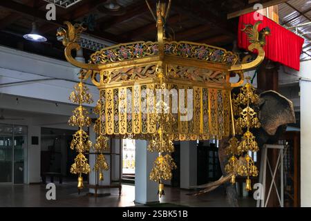 Im Gangaramaya Tempel, Colombo, Sri Lanka, hängt das antike Licht Stockfoto