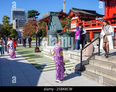 Im Senso-JI-Tempel in Asakusa, Tokio, Japan, tragen Touristen traditionelle japanische Kimonos Stockfoto