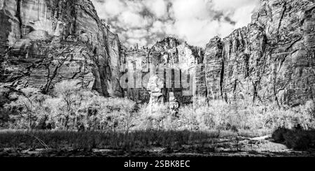 Bergkette mit einem großen Felsen in der Mitte. Der Felsen ist von Bäumen umgeben. Der Himmel ist bewölkt Stockfoto