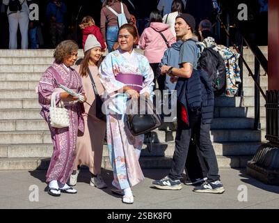Touristen in traditionellen japanischen Kimonos gekleidet im Senso-JI-Tempel in Asakusa, Tokio, Japan Stockfoto