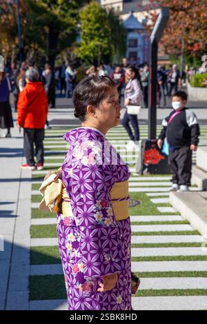 Ältere Frau in lila japanischem Kimono im Senso-JI-Tempel in Asakusa, Tokio, Japan Stockfoto