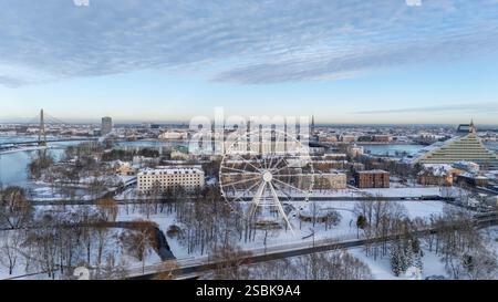 Winteransicht der Skyline von Riga, Riesenrad, Rigaer Burg, Altstadt, Kathedralentürme, Akademie der Wissenschaften, Nationalbibliothek im Backgroun Stockfoto