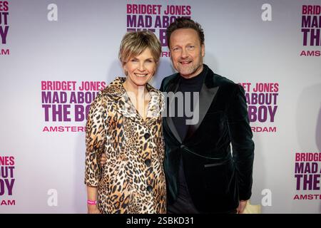 Amsterdam, Niederlande. Februar 2025. AMSTERDAM: Anita Witzier mit Partner Michel Nillesen vor der romantischen Komödie Bridget Jones: Mad About the Boy am Royal Theatre Tuschinski. ANP LEVIN DEN BOER niederlande Out - belgien Out Credit: ANP/Alamy Live News Stockfoto