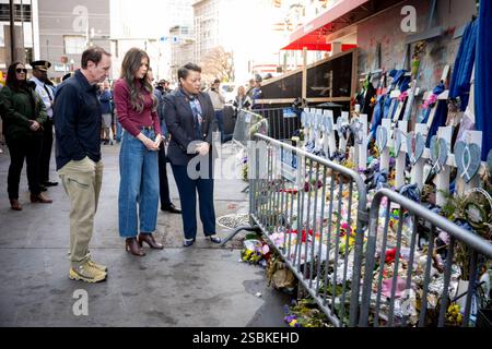 New Orleans, Usa. Februar 2025. U. Im French Quarter am 3. Februar 2024 in New Orleans, Louisiana, befindet sich die Innenministerin Kristi Noem, Zentrum, neben dem Gouverneur von Louisiana, Jeff Landry, links, und dem Bürgermeister von New Orleans, LaToya Cantrell, im French Quarter. Quelle: DHS Photo/Homeland Security/Alamy Live News Stockfoto