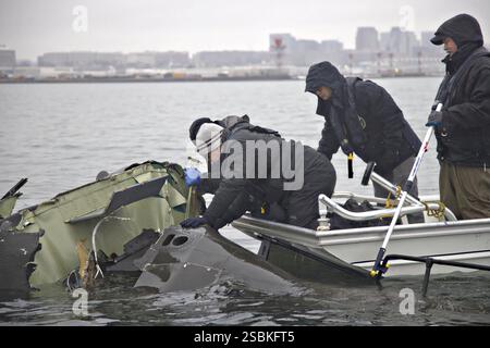 Washington, Usa. Februar 2025. U. Ermittler und Bergungsmannschaften des US National Transportation Safety Board bergen Wrackteile aus dem Bombardier CRJ700 und dem Sikorsky UH-60 Black Hawk Hubschrauberkollision auf dem Potomac River, 2. Februar 2025 in Washington, DC Credit: Handout/CBP Photo/Alamy Live News Stockfoto