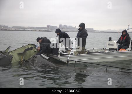 Washington, Usa. Februar 2025. U. Ermittler und Bergungsmannschaften des US National Transportation Safety Board bergen Wrackteile aus dem Bombardier CRJ700 und dem Sikorsky UH-60 Black Hawk Hubschrauberkollision auf dem Potomac River, 2. Februar 2025 in Washington, DC Credit: Handout/CBP Photo/Alamy Live News Stockfoto