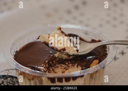 Nahaufnahme von Schokoladendessert in Cup Stockfoto