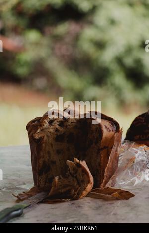 Panettone in rustikaler Umgebung gebacken Stockfoto