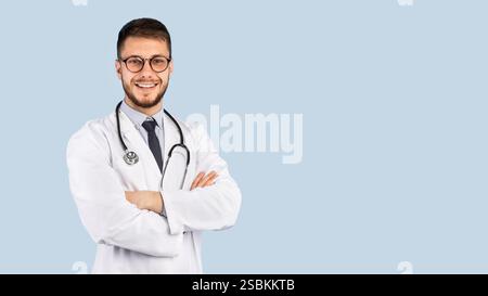 Professionelle Arzt Mann In Weiß Uniform Posiert Über Blauen Hintergrund Stockfoto