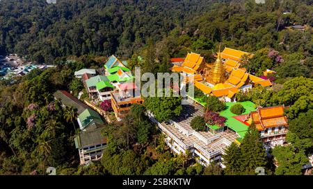 Aus der Vogelperspektive mit Blick auf den atemberaubenden Tempelkomplex Wat Phra That Doi Suthep auf einem Berghang in der Nähe von Chiang Mai. Stockfoto