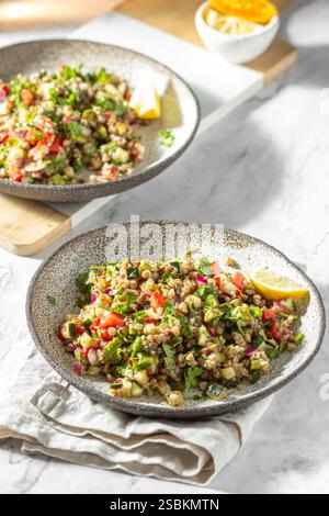Buchweizen-Tabbouleh-Salat. Traditionelles nahöstliches oder arabisches Gericht. Vegetarischer Salat auf Levantinebene. Stockfoto
