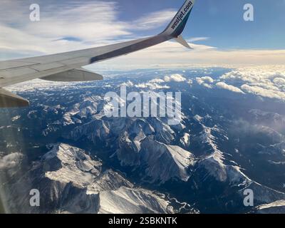 Blick auf die kanadischen Rocky Mountains von einer WestJet Boeing 737 Stockfoto