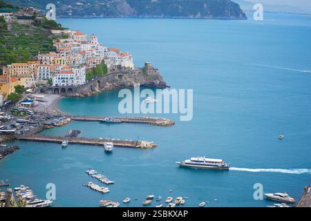 Die italienische Küstenstadt Amalfi vom benachbarten Hügel aus gesehen. Amalfiküste, Italien. Stockfoto