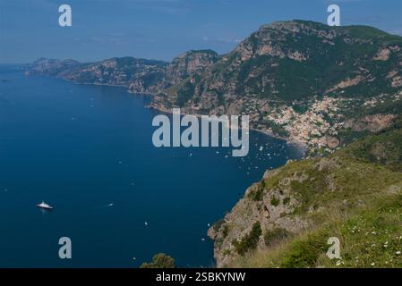 Wandern an der Amalfiküste. Die Annäherung nach Positano in der Entfernung vom Walk of the Gods. Tyrrhenische See, Mittelmeer, Italien. Amalfiküste. Halbinsel Sorrent. Sentiero degli Dei. Stockfoto
