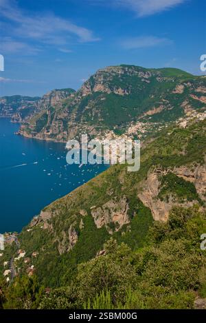 Wandern an der Amalfiküste. Die Annäherung nach Positano in der Entfernung vom Walk of the Gods. Tyrrhenische See, Mittelmeer, Italien. Amalfiküste. Halbinsel Sorrent. Sentiero degli Dei. Stockfoto