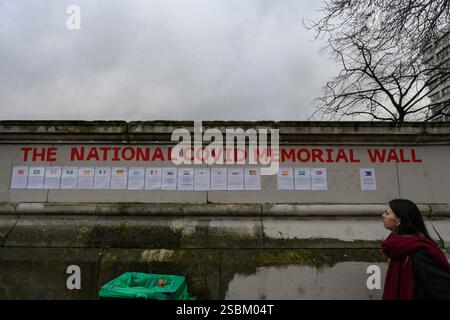 London, Großbritannien. Januar 31, 2025. Eine Frau schaut sich die National COVID Memorial Wall in London an. Die National COVID Memorial Wall in London ist ein öffentliches Wandbild, das von Freiwilligen gemalt wurde, um an die Opfer der COVID-19-Pandemie im Vereinigten Königreich zu erinnern. Das Hotel liegt am Südufer der Themse von Westminster Bridge zur Lambeth Bridge, gegenüber dem Palace of Westminster. (Credit Image: © John Wreford/SOPA Images via ZUMA Press Wire) NUR REDAKTIONELLE VERWENDUNG! Nicht für kommerzielle ZWECKE! Stockfoto