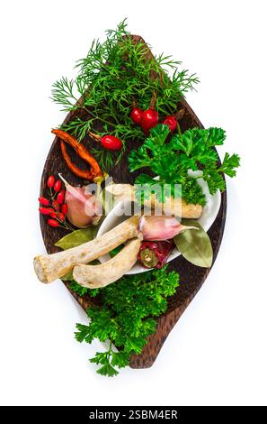 Gewürze und Kräuter in einem Mörser auf weißem Hintergrund Stockfoto