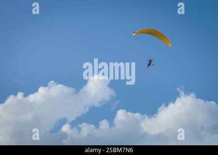 Der Paramotor fliegt im blauen Himmel. Flachwinkelansicht. Stockfoto