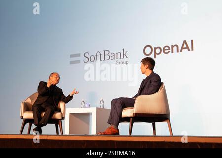 Masayoshi Son (L), CEO der SoftBank Group, und Sam Altman, CEO von Open AI, nehmen am 3. Februar 2025 an einer Marketingveranstaltung „Transforming Corporate Business with AI“ in Tokio, Japan, Teil. OpenAI und die SoftBank Group kündigten eine Partnerschaft zur Entwicklung und Vermarktung von Advanced Enterprise AI namens Cristal Intelligence an. Quelle: Koichi Mitsui/AFLO/Alamy Live News Stockfoto