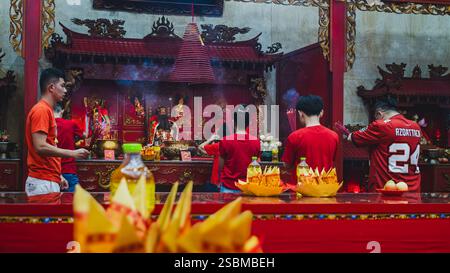 Balikpapan, Indonesien - 28. Januar 2025. Mit Weihrauchstäbchen in den Händen beten sie, das chinesische Neujahr zu begrüßen. Stockfoto