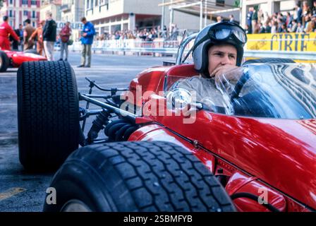 Formel 1: Bruce McLaren in der M4B vor dem Großen Preis von Monaco 1967. McLaren qualifizierte sich für den 10. Platz und belegte den 4. Platz in einem ereignisreichen Rennen, das Denny Hulme gewann und durch den tragischen Unfall oder Lorenzo Bandini gekennzeichnet war. Stockfoto