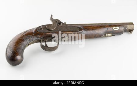 Vintage Feuerstein Pistole isoliert auf weißem Hintergrund - Antike Pistole mit selektivem Fokus Stockfoto