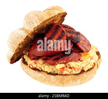 Scharfe Chorizo und Kichererbsen Sandwichrolle isoliert auf weißem Hintergrund Stockfoto
