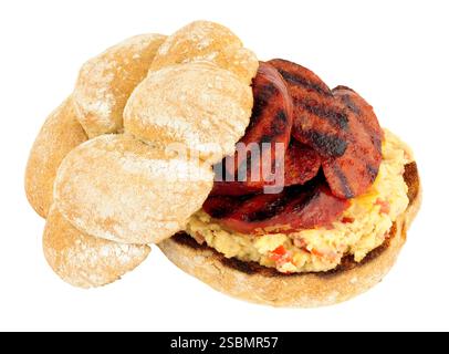 Scharfe Chorizo und Kichererbsen Sandwichrolle isoliert auf weißem Hintergrund Stockfoto