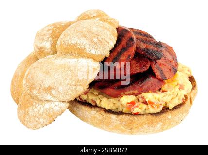 Scharfe Chorizo und Kichererbsen Sandwichrolle isoliert auf weißem Hintergrund Stockfoto