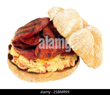Scharfe Chorizo und Kichererbsen Sandwichrolle isoliert auf weißem Hintergrund Stockfoto