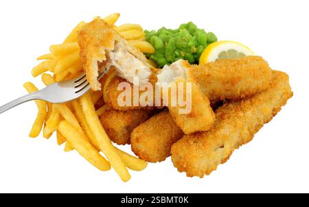 Mit Brotkrumen beschichtetes Kabeljau-Steak, Fisch-Finger-und-Chips-Mehl mit matschigen Erbsen, isoliert auf weißem Hintergrund Stockfoto