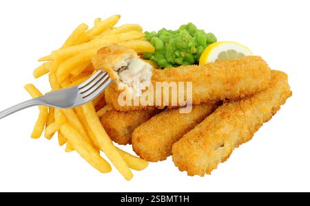 Mit Brotkrumen beschichtetes Kabeljau-Steak, Fisch-Finger-und-Chips-Mehl mit matschigen Erbsen, isoliert auf weißem Hintergrund Stockfoto