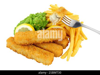Mit Brotkrumen beschichtetes Kabeljau-Steak, Fisch-Finger-und-Chips-Mehl mit matschigen Erbsen, isoliert auf weißem Hintergrund Stockfoto