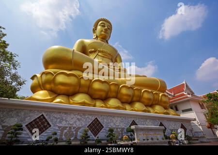Flacher Blick auf die große, hohe und goldene Buddha-Statue am Wat Paknam (Pak Nam) Phasi Charoen Tempel in Bangkok, Thailand an einem sonnigen Tag. Stockfoto