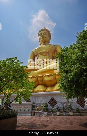Flacher Blick auf die große, hohe und goldene Buddha-Statue am Wat Paknam (Pak Nam) Phasi Charoen Tempel in Bangkok, Thailand an einem sonnigen Tag. Stockfoto