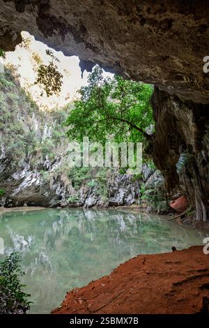 Prinzessin Lagune (Sa Phra Nang) zwischen steilen und zerklüfteten Klippen in Railay, Krabi, Thailand. Stockfoto