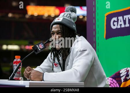 New Orleans, Louisiana, USA. Februar 2025. Kansas City Chiefs Running Back Isiah Pacheco spricht während der Eröffnungsnacht im Caesars Superdome vor dem NFL Super Bowl LIX mit den Medien. Quelle: Kindell Buchanan/Alamy Live News Stockfoto