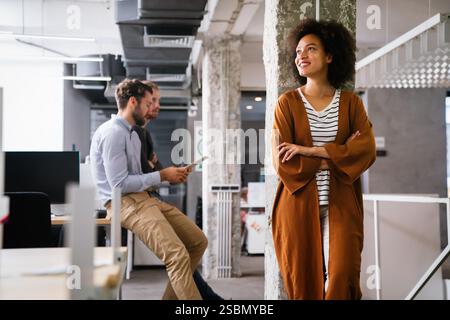 Glückliche junge afroamerikanische Geschäftsfrau im Startup-Büro. Geschäftserfolg Schwarze Frau. Stockfoto