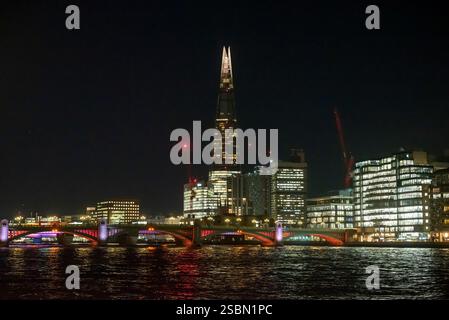 Blick auf die Themse mit dem Shard Skyscraper und der Blackfriars Bridge bei Nacht, London, England, Großbritannien Stockfoto
