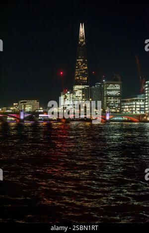 Blick auf die Themse mit dem Shard Skyscraper und der Blackfriars Bridge bei Nacht, London, England, Großbritannien Stockfoto