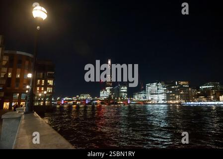 Blick auf die Themse mit dem Shard Skyscraper und der Blackfriars Bridge bei Nacht, London, England, Großbritannien Stockfoto