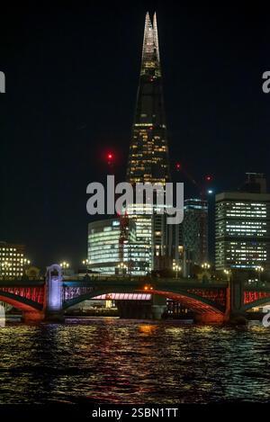 Blick auf die Themse mit dem Shard Skyscraper und der Blackfriars Bridge bei Nacht, London, England, Großbritannien Stockfoto