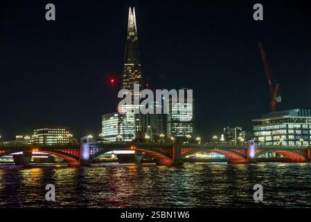 Blick auf die Themse mit dem Shard Skyscraper und der Blackfriars Bridge bei Nacht, London, England, Großbritannien Stockfoto