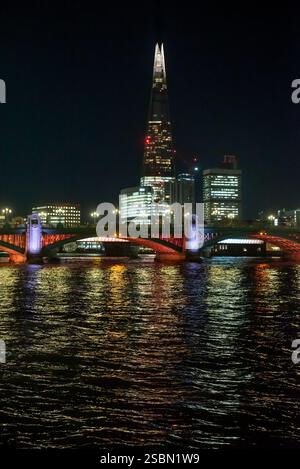 Blick auf die Themse mit dem Shard Skyscraper und der Blackfriars Bridge bei Nacht, London, England, Großbritannien Stockfoto