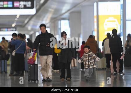 Peking, Chinas Provinz Zhejiang. Februar 2025. Passagiere kommen am Bahnhof Hangzhou East in Hangzhou, ostchinesischer Provinz Zhejiang, 4. Februar 2025 an. China hat am Dienstag eine Zunahme der Passagierreisen erlebt, da die diesjährigen Frühlingsfesttage zu Ende gehen Quelle: Huang Zongzhi/Xinhua/Alamy Live News Stockfoto
