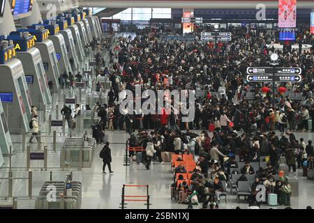 Peking, Chinas Provinz Zhejiang. Februar 2025. Passagiere werden am 4. Februar 2025 in der Wartehalle des Ostbahnhofs Hangzhou in Hangzhou, ostchinesischer Provinz Zhejiang, gesehen. China hat am Dienstag eine Zunahme der Passagierreisen erlebt, da die diesjährigen Frühlingsfesttage zu Ende gehen Quelle: Huang Zongzhi/Xinhua/Alamy Live News Stockfoto