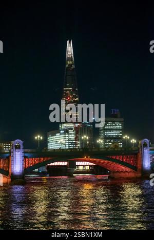 Blick auf die Themse mit dem Shard Skyscraper und der Blackfriars Bridge bei Nacht, London, England, Großbritannien Stockfoto