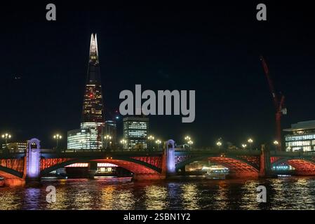 Blick auf die Themse mit dem Shard Skyscraper und der Blackfriars Bridge bei Nacht, London, England, Großbritannien Stockfoto
