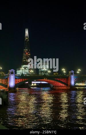 Blick auf die Themse mit dem Shard Skyscraper und der Blackfriars Bridge bei Nacht, London, England, Großbritannien Stockfoto